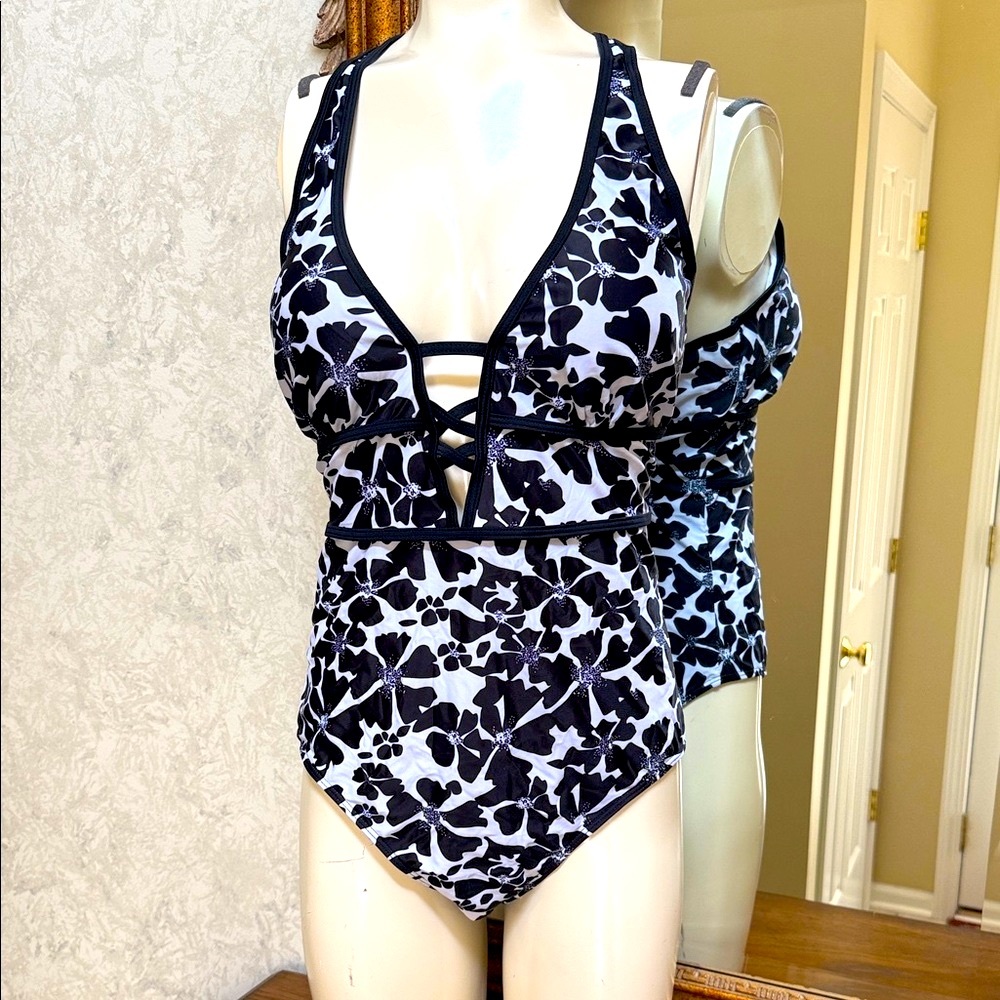 NWOT Stylish Flatterme Black and White womens floral one piece swimsuit. Sz XXL.
